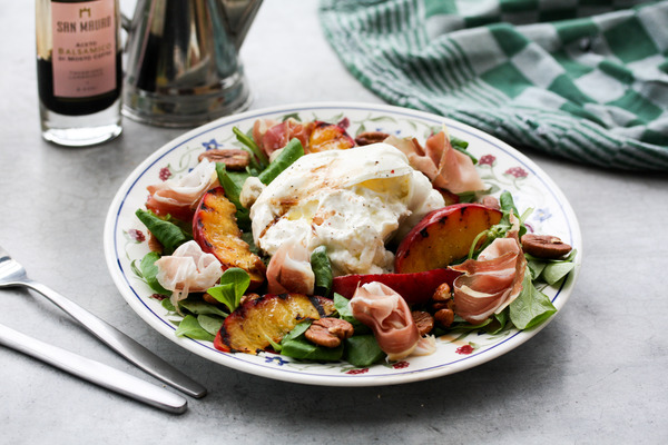 Salade met gegrilde perzik, gedroogde ham en burrata Pugliese