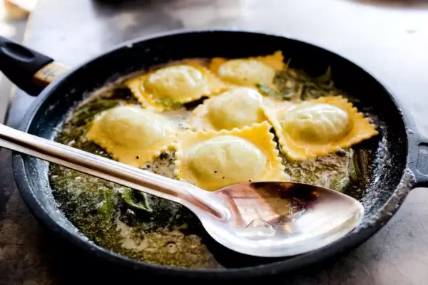 Ravioli gevuld met spinazie en ricotta met salieboter