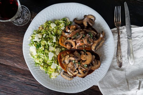 Romige paddenstoelen op toast met krokante salie en gepocheerd ei