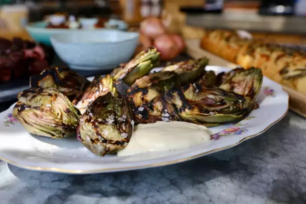 Artisjokken van de grill met citroen mayonaise