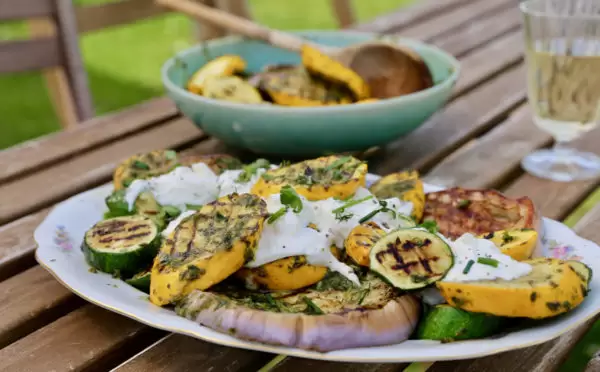 Gegrilde Italiaanse groenten met pesto en burrata