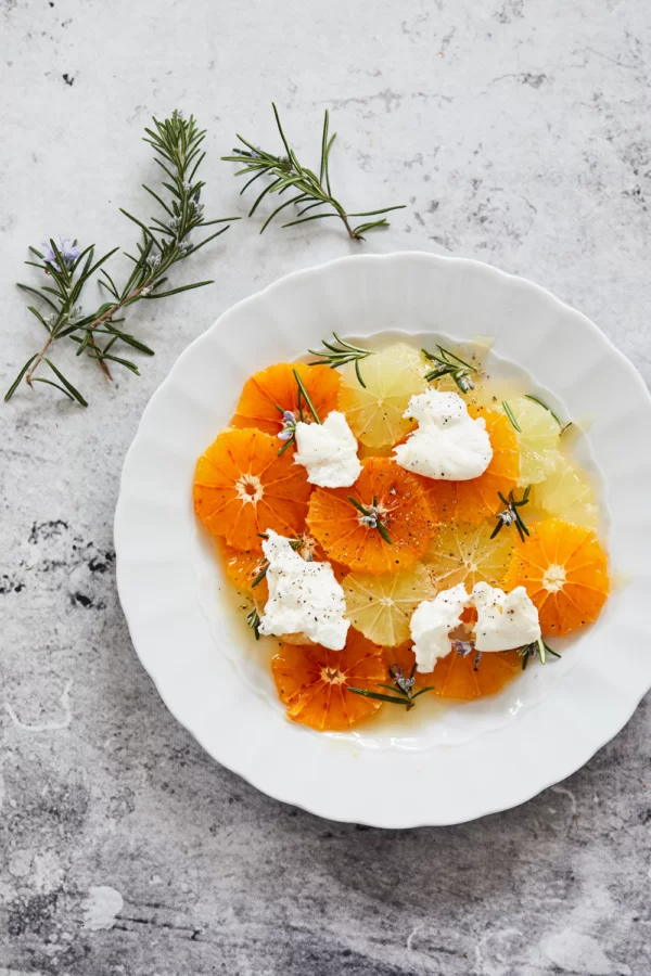 Citrussalade met rozemarijn, honing en burrata door Miljuschka