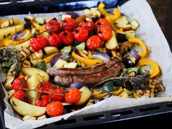 Ratatouille traybake met verse oregano en merguez lamsworstjes