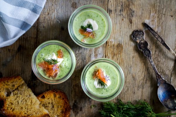 Komkommer gazpacho met dille en gerookte zalm