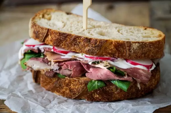 Slow smoked pastrami sandwich met mierikswortelcrème