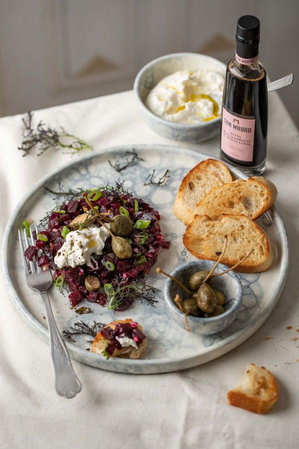 Tartaar van geroosterde biet met appelkappertjes en burrata