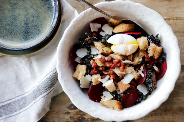 Boerenkoolsalade met spekjes en croutons