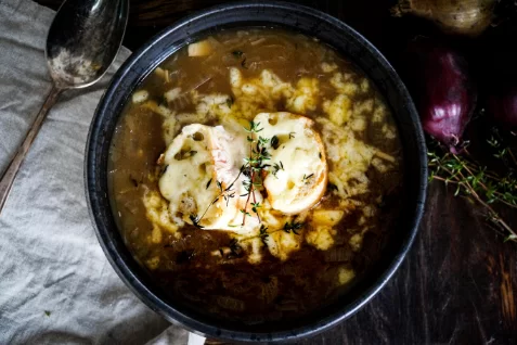 Gegratineerde uiensoep met Gruyère