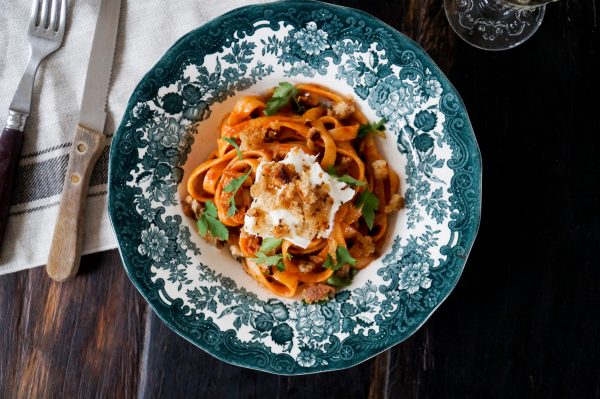 Fresine met gekaramelliseerde sjalotten en mozzarella