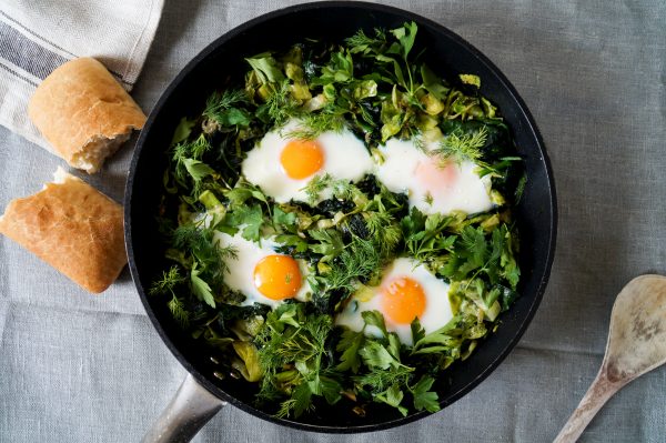 Groene shakshuka met spinazie en spitskool