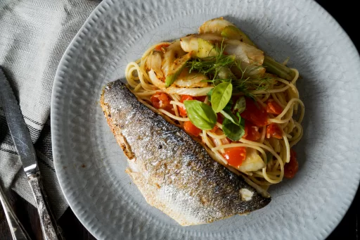 Spaghetti met zeebaars, frisse tomaten en venkel