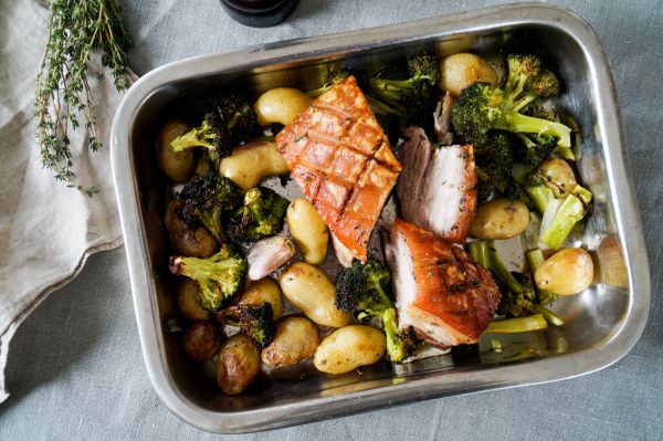 Buikspek met geroosterde krieltjes en broccoli