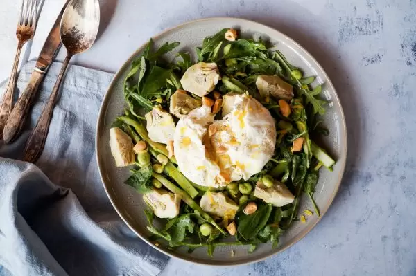 Salade van groene asperges, artisjokharten en burrata