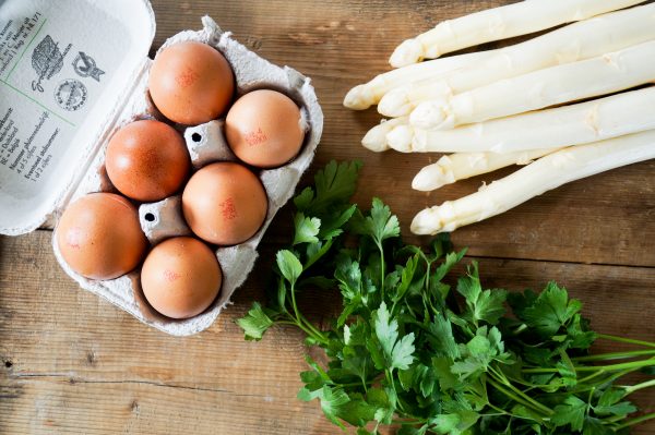 Asperges à la Flamande – klassieke bereiding met boter en ham