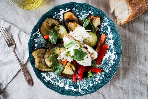 Gegrilde groenten met mozzarella en zuurdesembrood