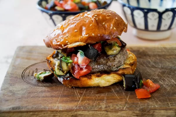 Kamper lamsburger met auberginesalade en verse muntsaus