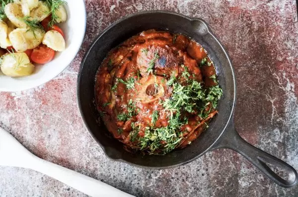 Zomerse ossobuco met aardappel-tomatensalade