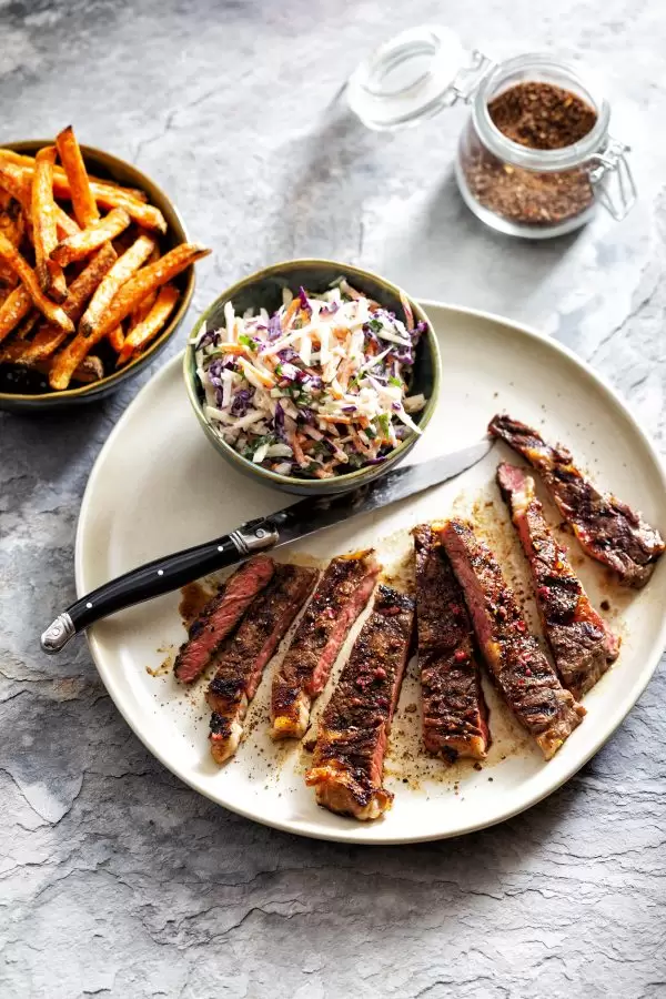 Foodies | Cowboy ribeye met koffierub en coleslaw