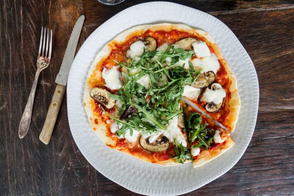 Pizza met gegrilde champignons en mozzarella