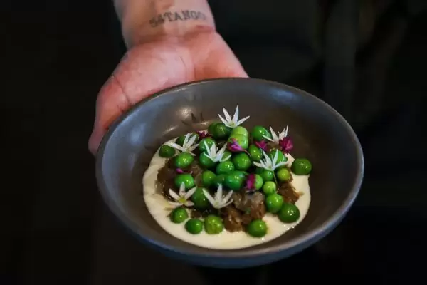 Restaurant Wils | Escargots met gerookte sjalot, geitenyoghurt en verse doperwten