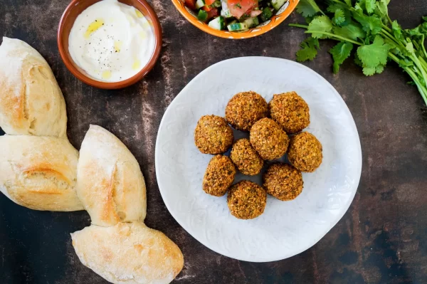 Zelfgemaakte falafel met Israëlische salade en yoghurtsaus