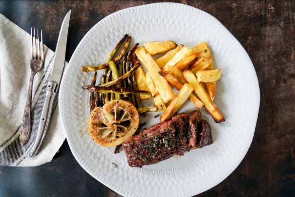 Bavette met saliezout, geroosterde sperziebonen en friet