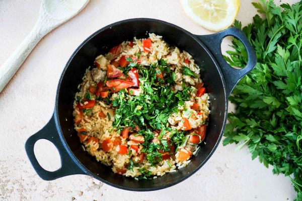 Quinoasalade met aubergine, knapperige sjalotten en tzatziki