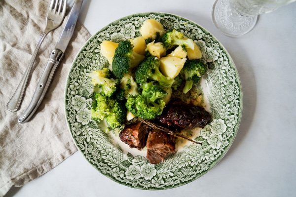 Voorgegaarde gestoofde kalfswang met citroenaardappels en broccoli