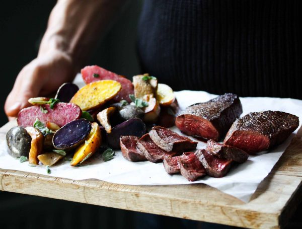 Hertenbiefstuk met in ganzenvet gebakken aardappeltjes & paddenstoelen