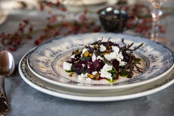 Geroosterde bieten met kruidenolie, Nederlandse schapenfeta en pistache