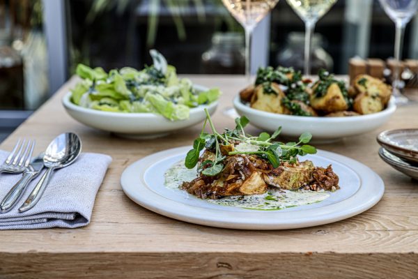 Lindenhoff x restaurant de Kas | Gepofte knolselderij met zwarte knoflook crème, gerookte beurre blanc en twee bijgerechten